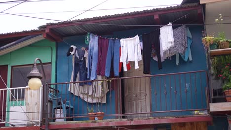 Armenhaus-Mit-Ausgelegter-Kleidung-In-Nicaragua,-San-Juan-Del-Sur,-Rivas,-Straßen,-Nicaragua,-Nicaraguanisches-Dorf,-Küste,-Armut,-Managua
