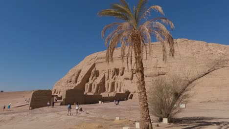 Historische-Stätte-Abu-Simbel-In-ägypten,-Touristenattraktion-Großer-Tempel-Von-Ramses-Ii,-Vier-Kolossale-Statuen