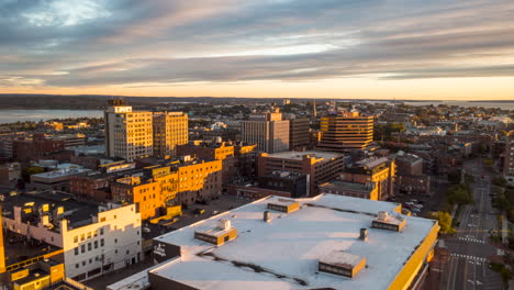 Wunderschöner-Zeitraffer-Aus-Der-Luft-über-Die-Innenstadt-Von-Portland,-Maine,-Während-Des-Sonnenaufgangs