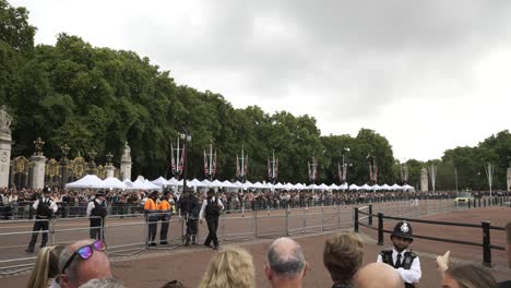 Heightened-security-outside-Buckingham-Palace-with-white-tents-set-up-for-News-broadcasters-to-provide-media-coverage-and-updates-after-the-death-of-Queen-Elizabeth,-London-England