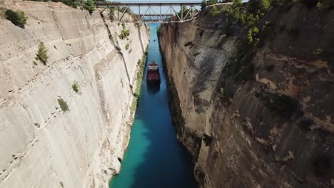 Barco-En-El-Canal-De-Corinto,-Grecia,-Peloponeso,-Acercar