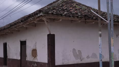 Casa-Antigua-Con-Tejas,-Casa-Abandonada,-Calles-Rivas,-Nicaragua,-Nicaragua,-Pueblo-Colonial,-Casas-Pobres,-Nicaragüense,-Trabajadores-De-La-Calle-Con-Taxis-De-Bicicletas