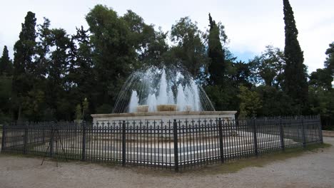Fontene-Im-National-Garden-Park-In-Athen,-Griechenland