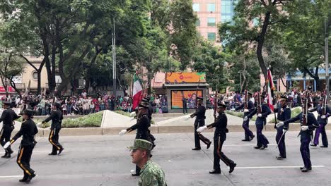 Zeitlupenaufnahme-Des-Expeditionskorps-Der-Mexikanischen-Armee-Während-Der-Militärparade-Auf-Der-Allee-Paseo-De-La-Reforma-In-Mexiko-Stadt