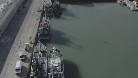 Große-Wadenfischereifahrzeuge,-Die-In-Einem-Ruhigen-Hafen-An-Einem-Betonkai-Festgemacht-Sind