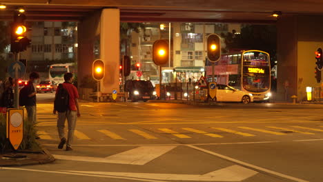 Fußgänger-überqueren-Die-Straße-In-Asien-Big-Metropolitan-City-Centre-Downton