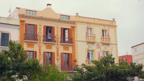 Verzierte-Fassade-Von-Casa-Rahola,-Einem-Historischen-Wahrzeichen-Mit-Neoklassizistischer-Architektur-In-Cadaques,-Costa-Brava,-Spanien