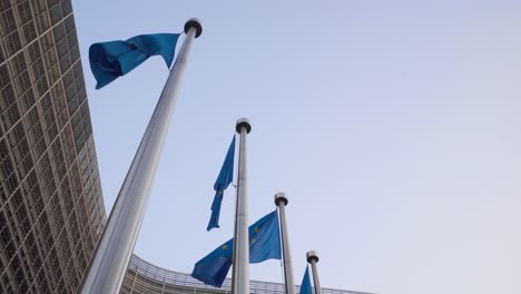 Die-Flagge-Der-Europäischen-Union-Weht-Neben-Dem-Gebäude-Der-Europäischen-Kommission-In-Der-Belgischen-Hauptstadt-Brüssel-Im-Wind