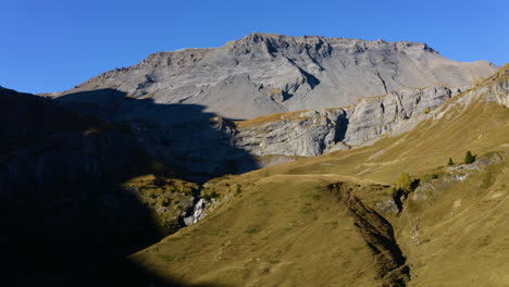 Les-Faverges-Montaña-Rocosa-Iluminada-Por-El-Sol-En-Un-Día-Soleado-Desde-El-Valle-De-La-Tieche-En-Valais,-Suiza
