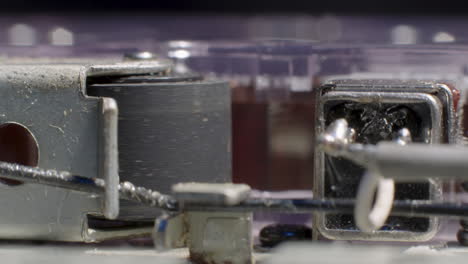 Blick-Ins-Innere-Des-Mikrokassettenrekorders-Mit-Sichtbarer-Andruckrolle-Und-Abspielkopfverdrahtung