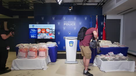 Eine-Reihe-Von-Nachrichtenteams-Und-Drogen,-Die-Von-Der-Kanadischen-Polizei-Bei-Einer-Pressekonferenz-Beschlagnahmt-Wurden