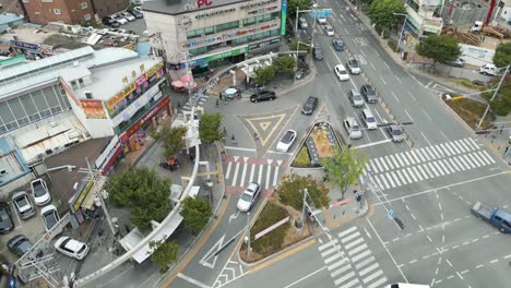 Luftaufnahme-Des-Straßenverkehrs-An-Der-Kreuzung-Außerhalb-Der-Verkehrszeiten-In-Der-Stadt-Daegu,-Korea