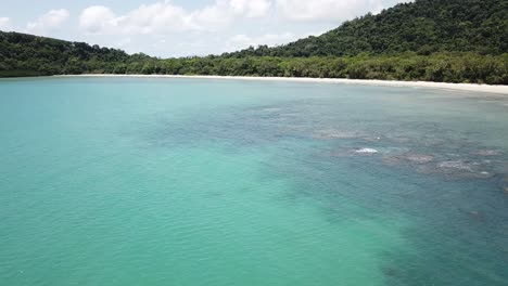 Antena-De-Drones-Sobre-Aguas-Azules-Tropicales-Y-Arrecifes-De-Coral-Junto-A-La-Playa-Y-La-Selva-Tropical