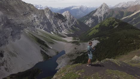 Wanderer,-Der-Auf-Dem-Grat-Spazieren-Geht-Und-Fotos-Macht,-Die-Bergab-Laufen-Rockies-Kananaskis-Alberta-Kanada