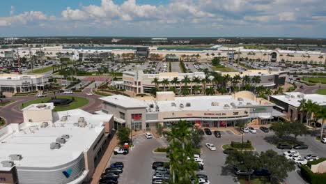 4K-Drohnenvideo-Des-Einkaufszentrums-Im-Stadtzentrum-Der-Universität-In-Sarasota-County,-Florida