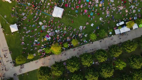 Aerial-view-above-a-people-sitting-on-lawn-listening-to-music-in-Louisville,-Kentucky,-USA---top-down,-drone-shot