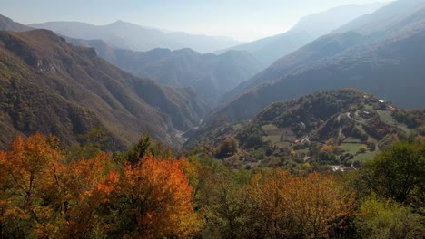 Pueblo-De-Montaña-Con-Terrazas-En-Colinas-Y-árboles-Coloridos-En-Otoño-En-Los-Balcanes