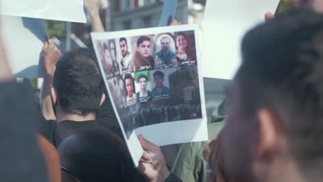 Ein-Plakat-Mit-Den-Getöteten-Des-Iranischen-Islamischen-Regimes-Bei-Einem-Protest-In-Dublin