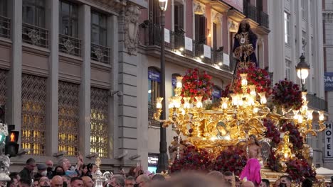 Jesus-de-Nazaret-float-procession-stops-for-bearers-to-rest