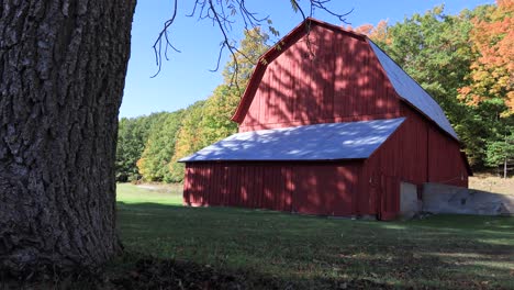Red-Barn-and-Tree-Autumn
