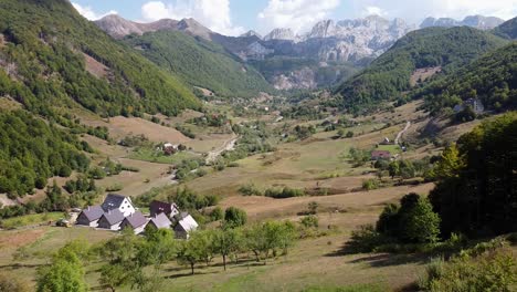 Paisaje-Montañoso-Del-Valle-De-Lepushe,-Norte-De-Albania---Avance-Aéreo