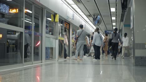 Pasajero-Esperando-Y-Entrando-En-El-Tren-Subterráneo-En-La-Estación-De-Tren-Subterráneo