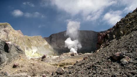 Geothermische-Felsenlandschaft-Des-Weißen-Inselvulkans-An-Einem-Sonnigen-Tag