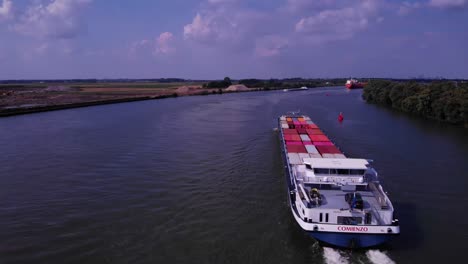 Comienzo-frachtcontainerschiff,-Das-Alte-Maas-Durch-Puttershoek-Navigiert