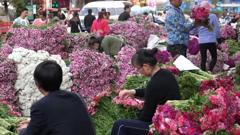 Kunming,-Yunnan,-China---1-De-Septiembre-De-2022:-Gente-Ocupada-En-El-Mercado-De-Flores-De-Kunming-Dounan