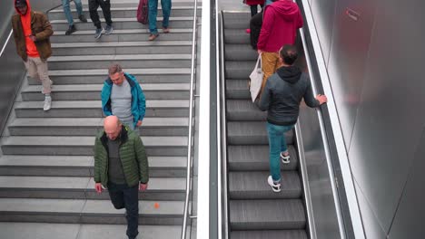 La-Gente-Usa-Las-Escaleras-Mecánicas-A-La-Estación-De-Metro-Munich-Marienplatz