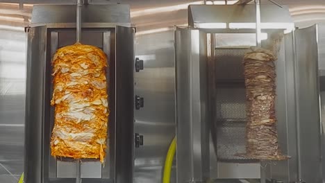 4k-Loop2-4-Chicken-Shawarma-Vertical-BBQ-Rotisserie-Neben-Dünn-Geschnittenen-Steaks,-Stapeln-Von-Lendenstücken-Triple-&#39;a&#39;-Beef-Shawarma,-Die-Sich-Auf-Einem-360-Grad-Spieß-In-Einem-Geflammten-Aufrechten-Grill-Aus-Edelstahl-Drehen