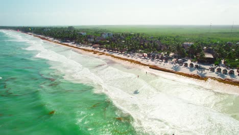 Drone-Hd-Volando-Alrededor-De-Personas-Volando-Una-Cometa-En-Una-Playa-Tropical-En-El-Resort-Caribeño-Frente-A-La-Playa
