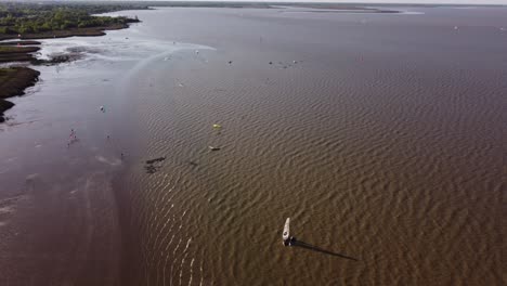 Plätschernde-Wellen-Wassersport-Am-Fluss-Rio-De-La-Plata-Buenos-Aires
