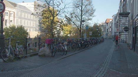 Muchas-Bicicletas-Aparcadas-En-El-Centro-Urbano-De-Los-Países-Bajos