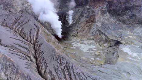 Vista-Aérea-Del-Cráter-Del-Volcán-Whakaari-White-Island-En-Nueva-Zelanda