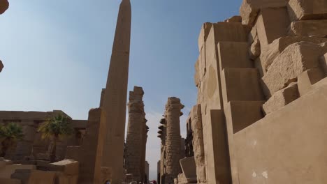 Los-Turistas-Miran-Los-Pilares-De-La-Gran-Sala-Hipóstila-En-El-Templo-De-Karnak,-Egipto