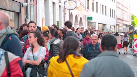Brazilian-citizens-line-up-to-vote-abroad-in-Munich