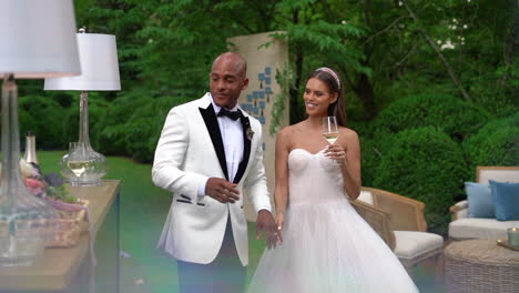 Afroamerikanischer-Bräutigam-Serviert-Seiner-Schönen-Braut-Ihren-Weißwein-In-Einem-Glas-Während-Der-Cocktailstunde-Oder-Des-Hochzeitsempfangs