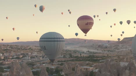 Heißluftballons-Füllen-Den-Himmel-Mit-Magischen-Ausblicken-Vom-Liebhaberhügel-Kappadokiens