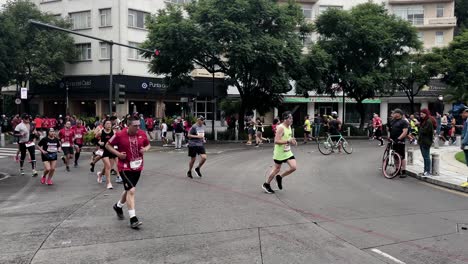 Schuss-Einer-Gruppe-Von-Läufern-Des-Mexico-City-Marathon-2022,-Die-Durch-Die-President-Masaryk-Avenue-Führt