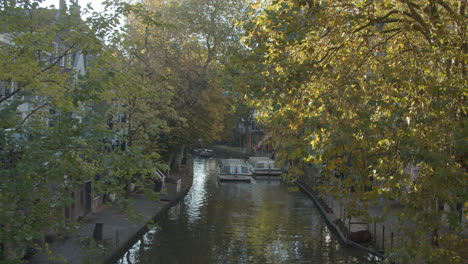 Excursión-En-Barco-Conduciendo-Por-Un-Hermoso-Canal-En-La-Ciudad-De-Utrecht,-Países-Bajos