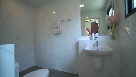 Ordentliches-Und-Sauberes-Badezimmer-Mit-Innenausstattung-Aus-Weißen-Marmordruckfliesen,-Keine-Menschen