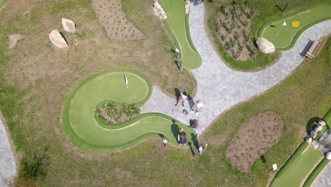 Gruppe-Von-Freunden,-Die-In-Einem-Resort-In-Den-Niederlanden-Golf-Spielen