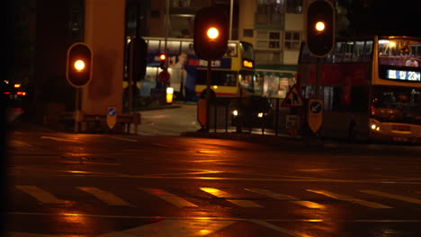 Hongkong---07.-August-2022:-Menschen-Gehen-Nachts-über-Zebrakreuz,-Wenn-Das-Rote-Licht-An-Ist