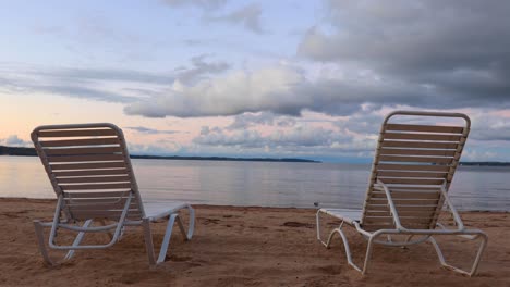 Stühle-Am-Strand-Bei-Sonnenuntergang