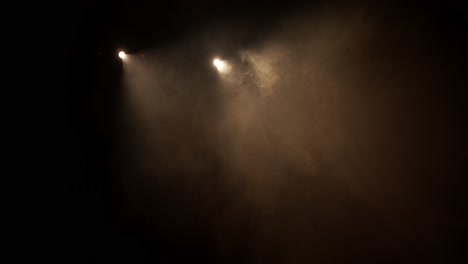 Die-Kamera-Bewegt-Sich-An-Zwei-Stellen-Mit-Nebel-Auf-Einer-Bühne