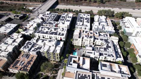 Vista-Aérea-De-Paneles-Solares-En-Los-Tejados-Del-Proyecto-De-Vivienda-De-Reurbanización-Del-Complejo-De-Apartamentos,-Pasadena,-California