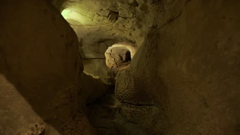 Interior-De-La-Roca-Del-Túnel-De-Agua-A-Través-De-La-Antigua-Cueva-De-Saint-Cezaire
