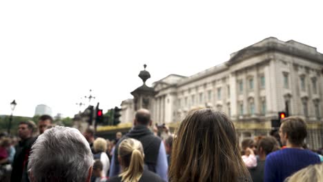 Crowds-Waiting-To-Get-Close-To-Buckingham-Palace-Gates-On-10-September-2022