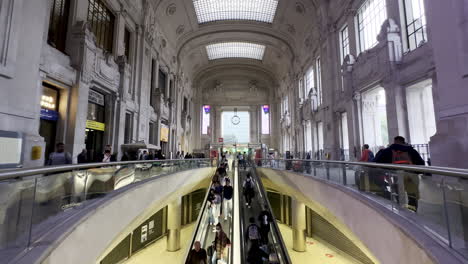 Lots-of-people-and-busy-crowds-on-escalator-Milan-Central-train-station